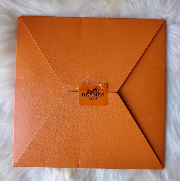 Hermès L'or Des Chefs/ The Gold of the Chiefs Silk Scarf - Picture 10 of 10